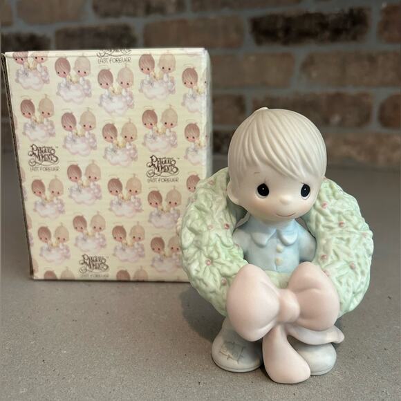 Precious moments “surrounded with joy” Christmas wreath boy figurine holiday - Picture 1 of 4